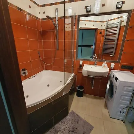 Apartament 3-Pokojowy 68 M , 250 Metrow Do Plazy ,Garaz דירה