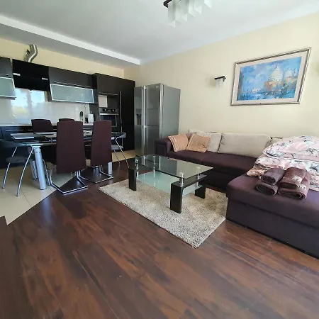Apartament 3-Pokojowy 68 M , 250 Metrow Do Plazy ,Garaz דירה